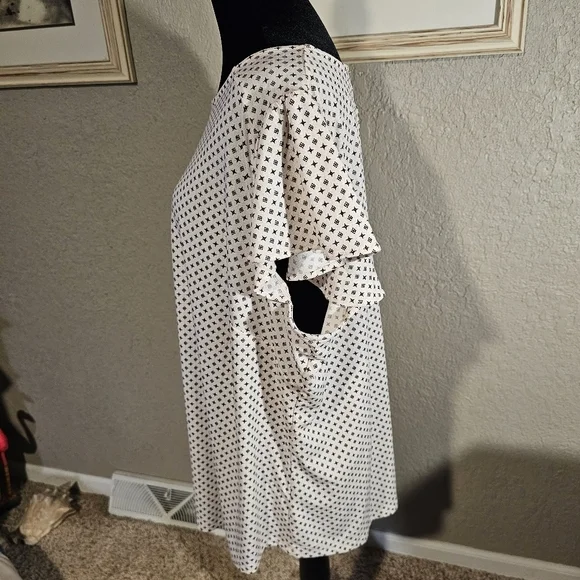 Adrianna Papell Geometric Print Split Neck‎ Flutter Sleeve Top Plus Size 2X - Picture 3 of 11